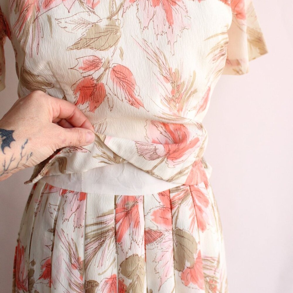 Vintage 1960s Dress, Floral Print With Lucite Buttons, Full Skirt Peach Pink - Picture 4 of 10